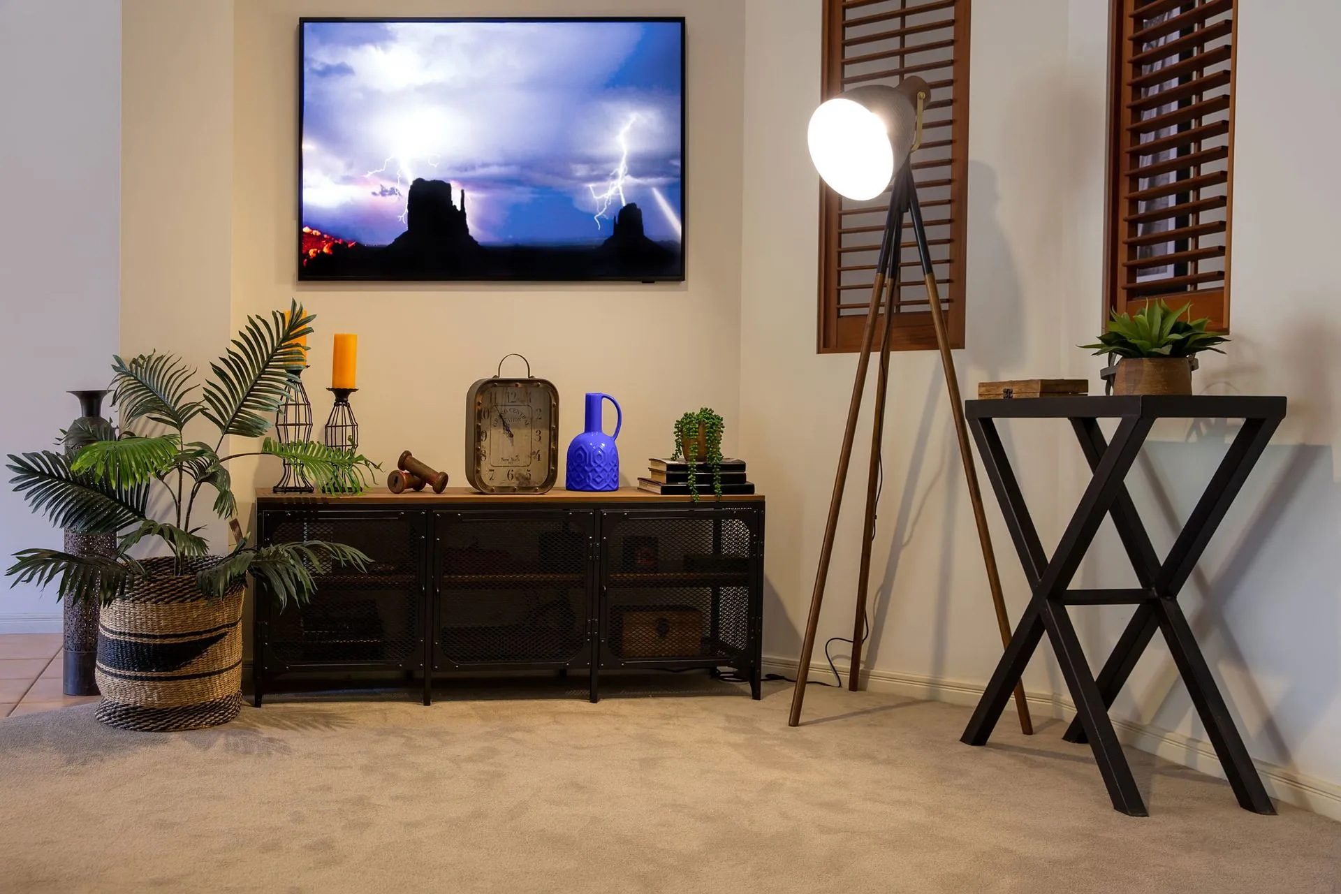 A living room with a flat screen tv on the wall.
