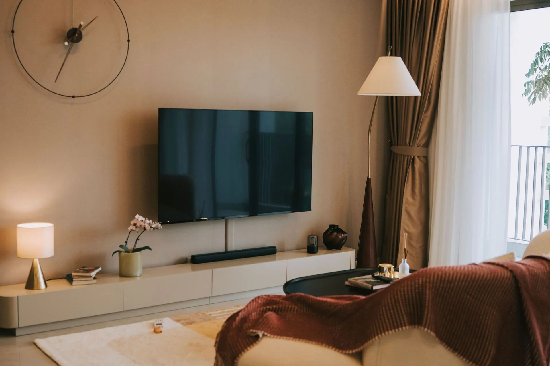 A living room with a flat screen tv on the wall.